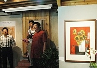 　具有粗獷的筆調與強烈色彩的張信義個展，昨日在牛角藝文小舖展開。（圖／文：張登傑）