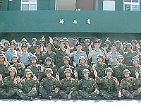     副總司令陳中將日前在總部副主任岳將軍及相關署處人員陪同下，蒞抵馬祖地區視導戰備部隊暨慰問，並熱情地與官兵合影留念。【圖／文：蘇晉正】
