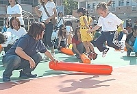 　讓童年與歡笑一起跳躍！幼稚園校際親子競賽活動昨日登場，小朋友在遊戲中唱唱跳跳，現場歡笑聲不斷。（圖／文：張登傑）