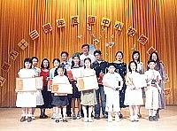　校際歌唱比賽華麗登場，縣長陳雪生與評審老師及所有獲獎選手們合影留念。（圖／文：曹重偉）