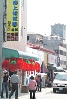 　今年山隴又新開了一家紀念品店，並且店名就叫做「海上桃花園」，令民眾與觀光客眼睛為之一亮。（圖／文：張登傑）