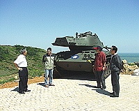 　立委曹原彰與北竿民代前往大后山關心武器陳展位置。（圖／文：陳鵬雄）