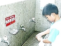防範腸病毒,衛生局針對轄內學校洗手設備及衛教狀況進行查核,並指導學童依宣導牌養成正確洗手濕、搓、沖、捧、擦五步驟。(圖/文:曹重偉)