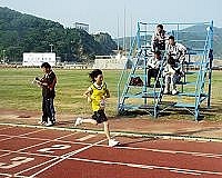 「越野賽」拂曉出擊!高一聯隊王韻雯率先抵達終點,獲社女組第一名。(圖/文:曹重偉)