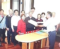 現任立委曹原彰在支持者簇擁下前往辦理領表,目前已表態參選的人士全部到齊。(圖/文:曹重偉)