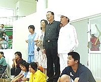 　前縣長林德政專程從美國返馬參加縣運，並在老部屬主計室主任劉羽茵等人陪同下前往體育館觀戰。（圖／文：曹重偉）