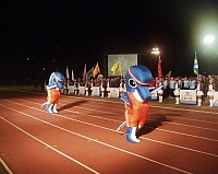 兩隻可愛的吉祥物海豚俏皮進場。（圖／文：曹重偉）