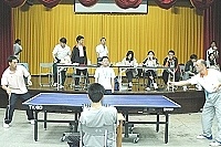　父子大戰！陳明水在桌球檯上對決兒子陳由峻，形成有趣畫面。（圖／文：張登傑）