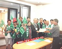     林火孟在競選總部主委林樹清等人陪同下辦理登記，成為第一位完成登記的候選人。（圖／文：曹重偉）