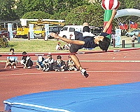 　跳高場上選手縱身一躍，所有觀眾為之屏息。（圖／文：曹重偉）