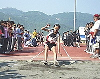　小女生比跳遠，各種姿勢五花八門。（圖／文：曹重偉）
