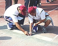 　仔細量哦！這兩個選手成績很近。（圖／文：曹重偉）