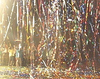 　絢麗綵帶剎那間漫天飛舞，讓全場觀眾為之驚艷。（圖／文：曹重偉）