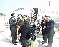 　民航局長張國政等人還親自送客登機，讓首航旅客備感光彩。（圖／文：曹重偉）