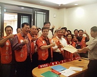 　曹原彰在該黨立院總召劉文雄及多位支持者陪同下完成登記手續，正式成為立委候選人。（圖／文：曹重偉）