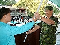    馬防部司令程中將於日前親蒞梅石幹訓班主持縣運會授旗典禮，並為參賽選手帶來無比的精神鼓舞。【圖／文：蘇晉正】