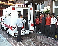 　連江縣消防局獲撥兩部負壓隔離救護車，車商正指導隊員如何操作這部精密的車輛。（圖／文：陳鵬雄）