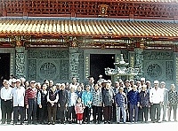 　南竿鄉公所舉辦卡蹓之旅，年長鄉親們到每個景點都非常興奮，好奇心不輸觀光客。（圖／文：曹重偉）