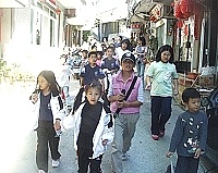   在仁愛國小學童導覽下，小朋友手拉手一起深入瞭解鐵板社區。（圖／文：曹重偉）