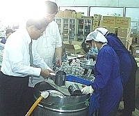 　省主席顏忠誠與馬祖酒廠員工寒喧問好，還親自「下海」盛裝一瓶元尊陳高，體驗大家的工作環境。（圖／文：曹重偉）