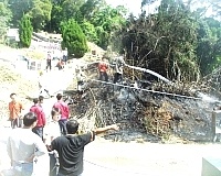 　津沙往仁愛步道發生火警，疑似民眾重陽掃墓燃燒紙錢不慎所引起。（圖／文：曹重偉）