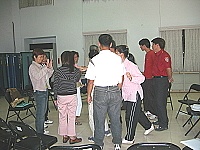 透過遊戲「比手畫腳」,學員們放鬆心情,也展現職場上難得一見的輕鬆情緒。(圖/文:林冰芳)