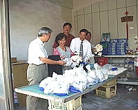 　省主席顏忠誠一行參觀北竿魚麵加工廠，鼓勵鄉親轉型投入觀光事業發展。（圖／文：陳鵬雄）