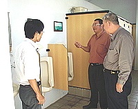 　環保局長陳秀華與鄉長王朝生會勘北竿公廁，全面提昇服務水準。（圖／文：陳鵬雄）