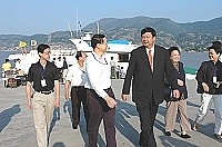 縣長陳雪生率小三通大陸每日百人遊推動小組前往福州,馬尾區書記鄭有光(左)到場迎接並作初步會談。(圖/文:本報大陸傳真)