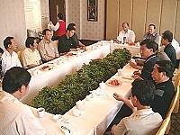 　馬祖連江縣長陳雪生與大陸連江縣書記黃金高、縣長張天金等，就兩縣進一步合作開發等進行會談。（本報大陸傳真）