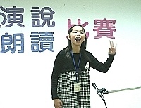 語文競賽演說場上各家好手賣力演出,表情與肢體動作都相當豐富,評審也很用心的為選手做總評。(圖/文:曹重偉)