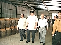 縣長陳雪生訪問福州連江酒業公司廠房,左為大陸連江縣書記黃金高,右為連江酒業董事長陳明華。(圖/本報大陸傳真)