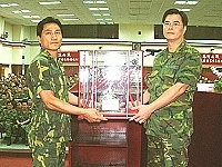 馬防部於日前召開十月份月會暨學術講演,會中由連江縣運動會獲獎單位獻獎予防衛部,由副司令戴將軍代表接收。(圖/文:江承翰)