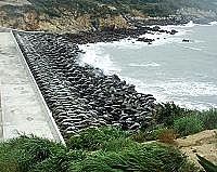 　納坦的風力相當強勁，各澳口不斷有強浪湧入；圖為南竿后澳水庫圍堰外的厚實消波塊陣仗，湧浪無法長驅直入。（圖／文：曹重偉）