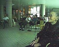 鐵板社區發展協會在該村市場播放懷舊老電影,吸引許多年長鄉親一起重溫舊夢。(圖/文:曹重偉)