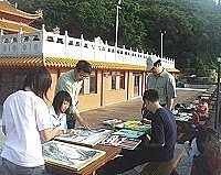 　五位藝術家進駐南竿中正國中小校園，不少學生以馬祖境天后宮為主題，用畫筆來表現自己的家鄉。（圖／文：曹重偉）