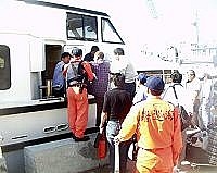 　福澳港遊客碼頭每逢大潮，旅客就要玩「登高」，年輕人還好，老人家上下船安全堪慮，婦女也擔心會「走光」。（圖／文：曹重偉）