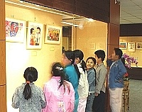　結核病防治校園繪畫比賽獲獎的六十幅作品在文化局藝廊展出，許多學童前往欣賞各校學生的精采作品。（圖／文：曹重偉）