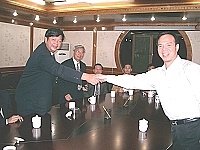 縣長陳雪生、立委曹原彰與大陸福建省台辦主任張廣敏會晤,就落地簽及每日百人遊作最後溝通。(圖:本報大陸傳真)