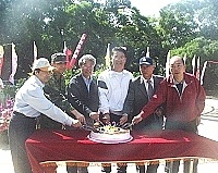 　在全場師生歡呼聲中，校長陳善茂及來賓們一起切下蛋糕，慶祝馬祖高中四十七歲生日。（圖／文：曹重偉）