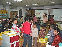　起身考考周邊的學員們，順便展現一下自己的功力，英語學習課程大小朋友都玩得很開心！（圖／文：林冰芳）