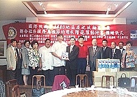 　國際扶輪社慷慨贊助地區各家戶節水器材，由縣長陳雪生代表接受。（圖／文：曹重偉）