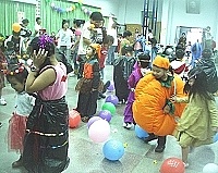 踩氣球活動開始,孩子們化妝成怪物興奮地又叫又跳,接連不斷氣球爆炸聲也讓小朋友摀上耳朵。(圖/文:曹重偉)