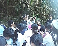　李兩傳講師帶領小朋友走訪勝天公園，隨時發現、隨時解說，小朋友們則猛做筆記，相當認真。（圖／文：曹重偉）