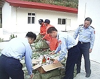 　馬祖岸巡大隊於梅石澳口查獲大批無主私貨，物品全為大陸酒類，市值約五十萬元；圖為隊員們進行清點工作。（圖／文：曹重偉）
