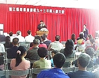 　縣長陳雪生表揚今年度模範商人，並向全場業者信心喊話，說明縣府未來的商業政策。（圖／文：曹重偉）