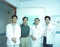 　曹永昌（右二）、黃伯瑜（右一）、陳立中（左一）三位中醫師來馬支援，為地方醫療服務寫下創舉。（圖／文：曹重偉）