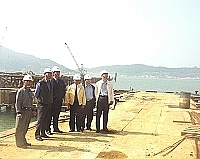 　經建會技正汪宗灝一行來馬視察福澳碼頭工程，由副縣長徐文吉、工務局長劉潤南陪同進入工地現勘。（圖／文：曹重偉）