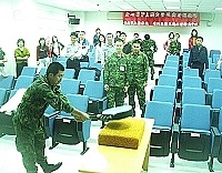 紓解壓力的技巧竟包括使用「暴力」?一位弟兄用拍子使勁猛打,全場看傻眼。(圖/文:曹重偉)
