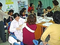 衛生局在北竿衛生所舉辦基礎包紮、搬運及居家照護研習,吸引三十位志工參加,學習各項救護技能。(圖:連江縣衛生局提供)